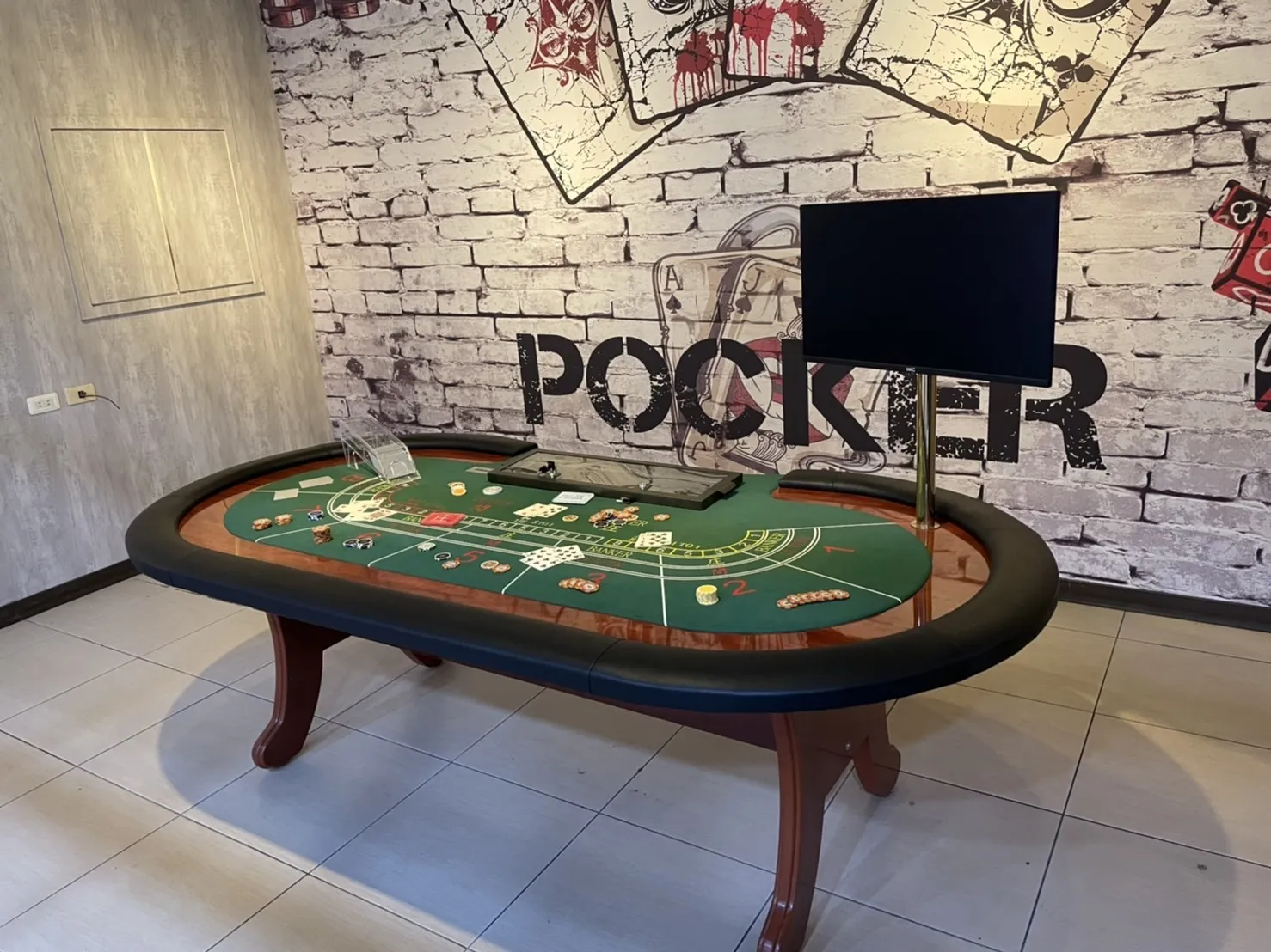 德州扑克牌桌比赛现场